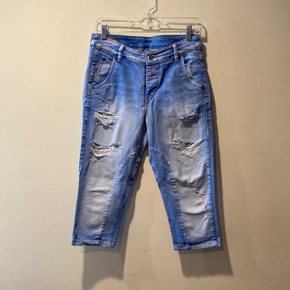 88 jeans capri Women’s ripped pants, size 24